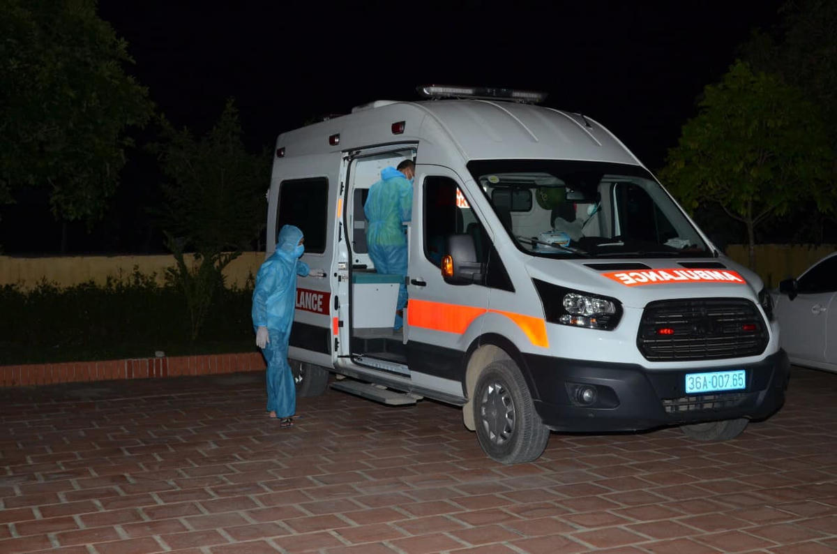 Cán bộ Y tế đưa bệnh nhân đi cách ly, điều trị tại Bệnh viện phổi Thanh Hóa ngay trong đêm.