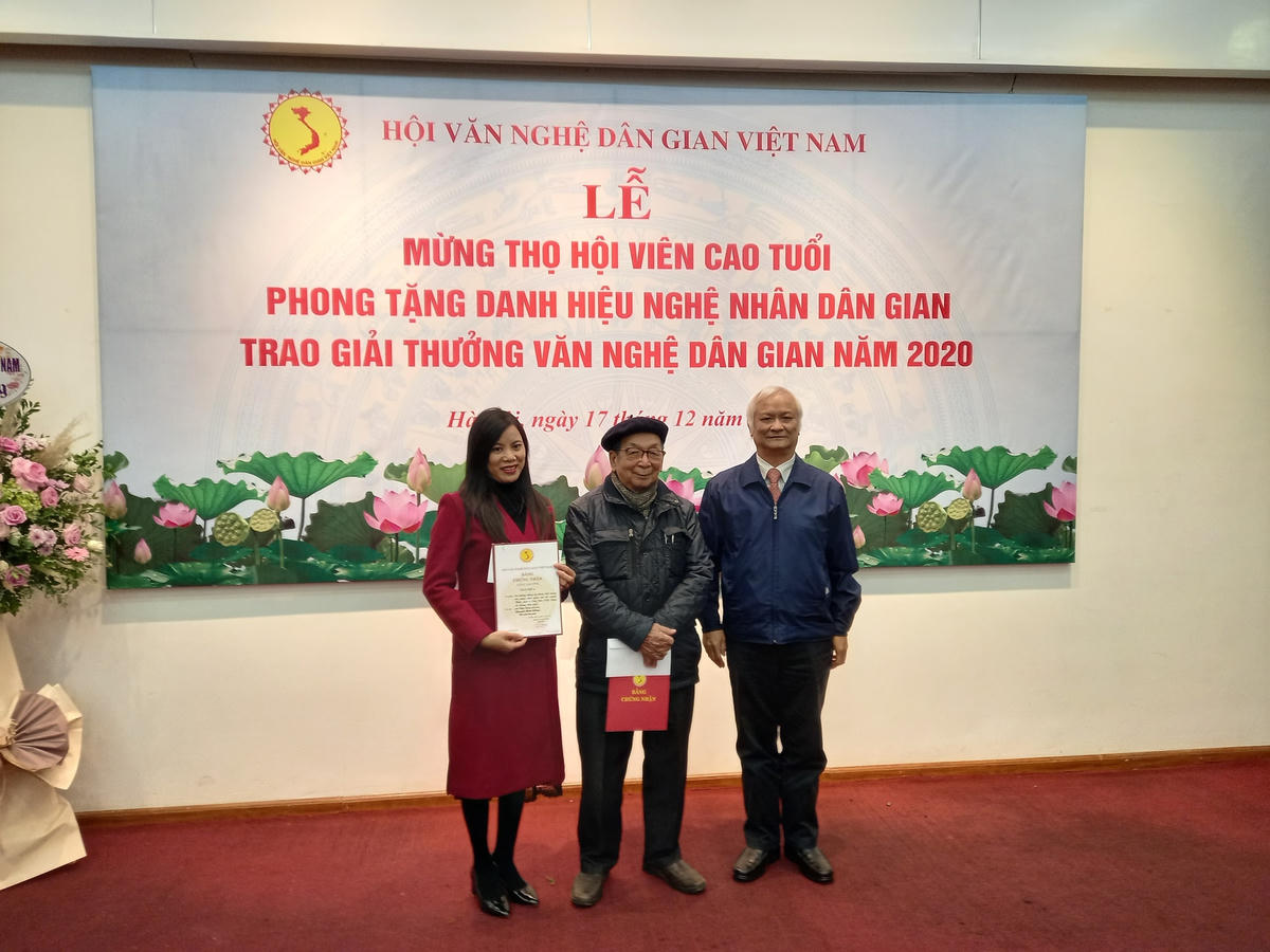 GS-TS Lê Hồng Lý, Chủ tịch Hội Văn nghệ dân gian Việt Nam trao giải cho hai giải Nhì A.