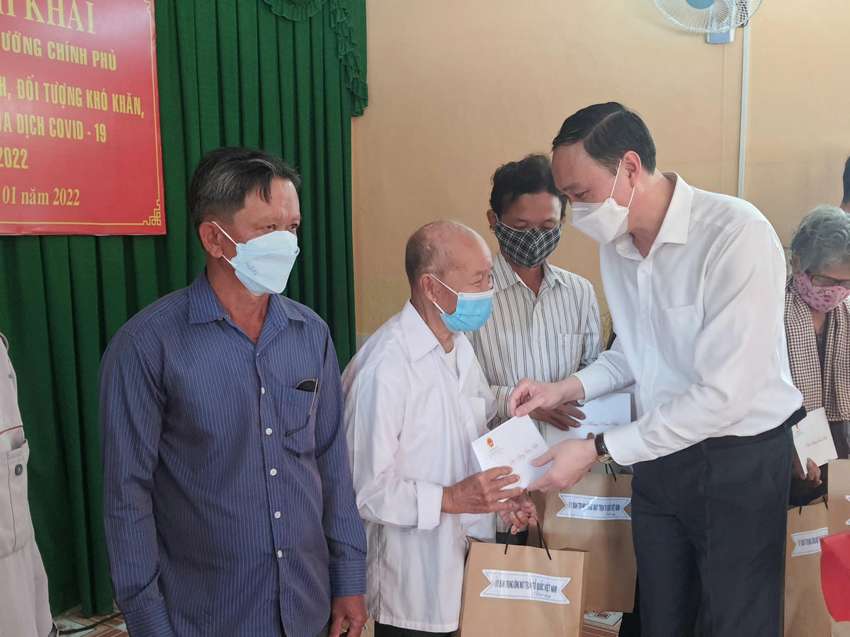 Phó Chủ tịch UBTƯ MTTQ Việt Nam Phùng Khánh Tài, thăm hỏi và tặng quà Tết cho các gia đình chính sách, hộ nghèo, đoàn viên công đoàn, công nhân lao động có hoàn cảnh khó khăn, bị ảnh hưởng bởi dịch Covid-19 ở tỉnh Bạc Liêu.