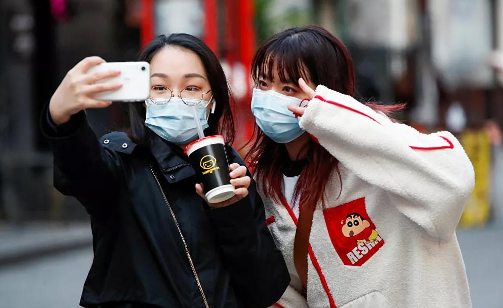 Mọi người chụp ảnh tự sướng trong dịp Tết Nguyên đán tại khu phố Tàu ở London, Anh.