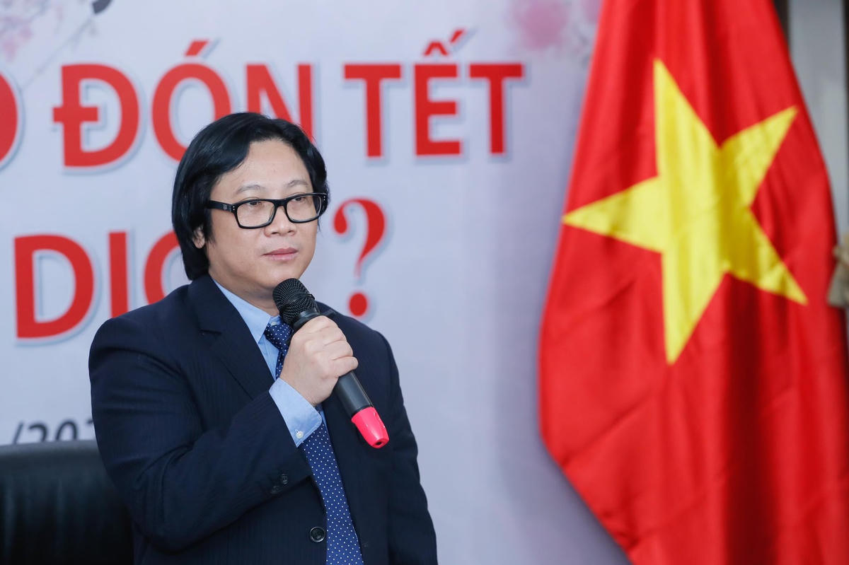 Nhà báo Lê Anh Đạt chia sẻ nỗi niềm riêng của nhiều người xa quê.  Ảnh: Quang Vinh.