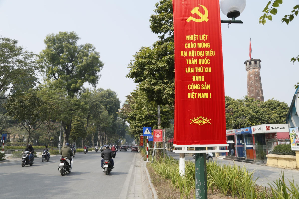 Hà Nội trang hoàng lộng lẫy để mừng Đảng, mừng Xuân, mừng đất nước đổi mới.