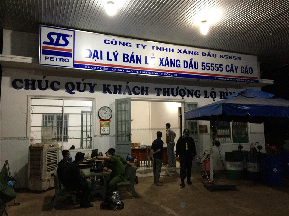 Lực lượng công an đang tiến hành kiểm tra cây xăng tại Đồng Nai do các đối tượng cung cấp. Ảnh: CAĐN