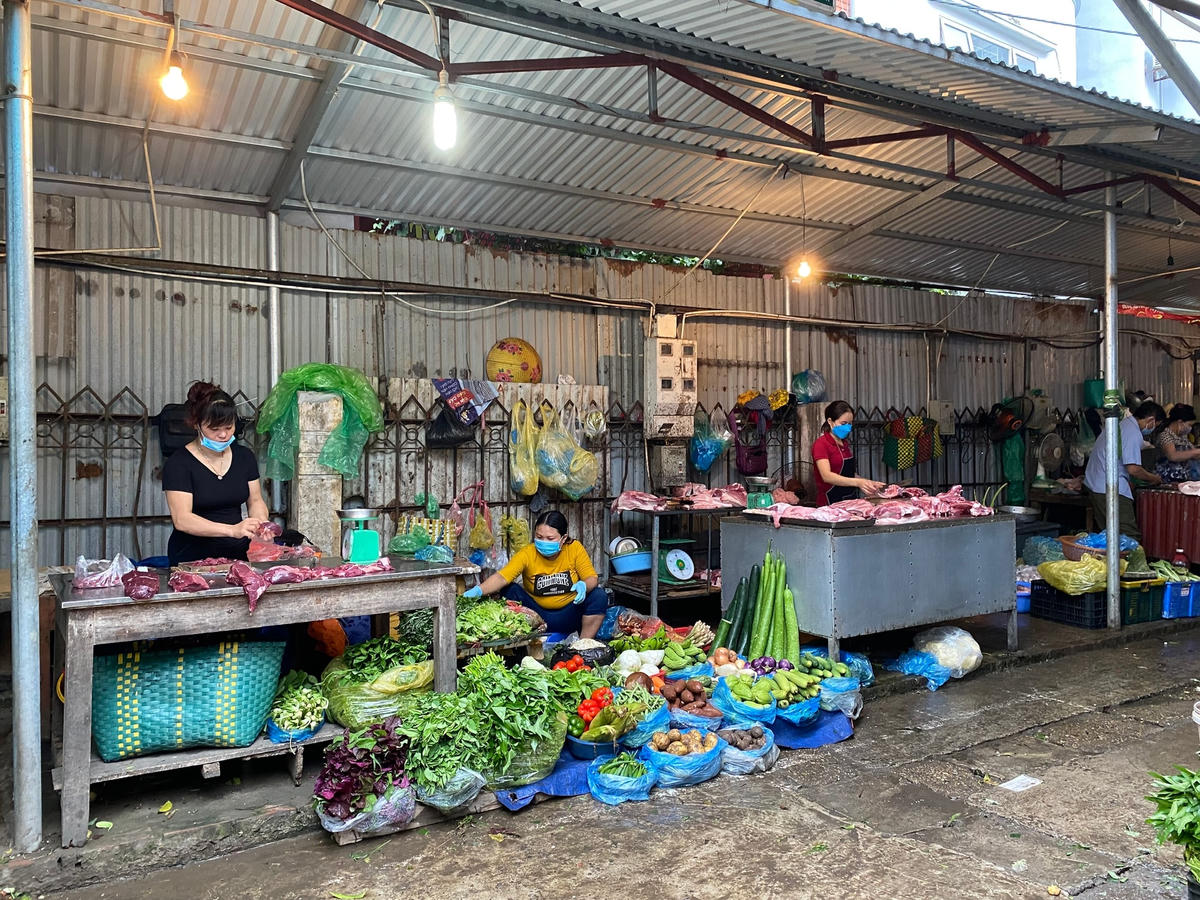 Phía bên trong chợ, mỗi gian hàng chỉ 1 người bán, phải đeo khẩu trang đảm bảo nghiêm công tác phòng, chống dịch Covid-19. 