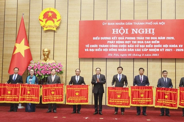 Chủ tịch Trần Thanh Mẫn trao cờ thi đua của Chính phủ cho các đơn vị có thành tích xuất sắc.