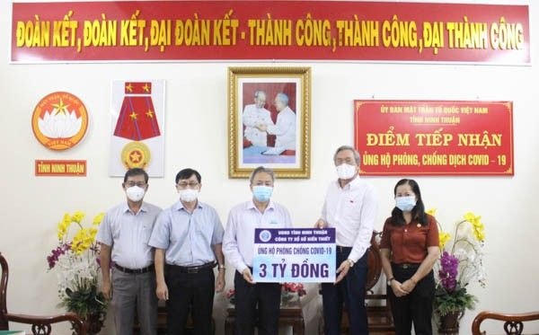 Ủy ban MTTQ Việt Nam tỉnh Ninh Thuận tiếp nhận hỗ trợ quỹ Covid-19 từ Công ty TNHH MTV Xổ số kiến thiết Ninh Thuận.