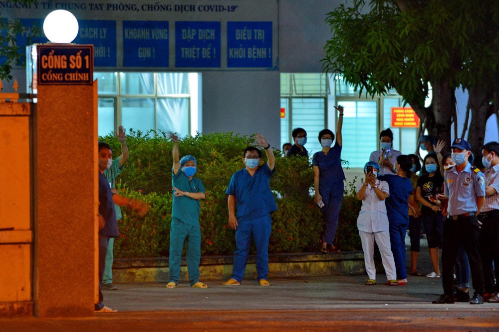 Khẩu trang phòng dịch che kín khuôn mặt mỗi người nhưng khóe mắt cứ cay cay, nước mắt cứ trào dâng. Ảnh: Thanh Tùng.