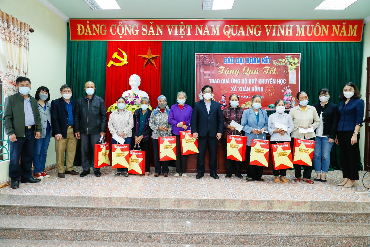 Quyền Tổng Biên tập Lê Anh Đạt tặng quà các gia đình có hoàn cảnh khó khăn tại xã Xuân Hồng. Ảnh: Quang Vinh.