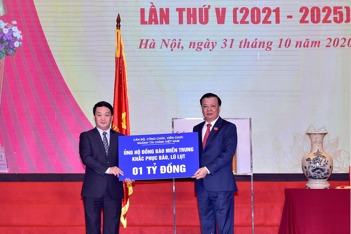 Tổng thư ký MTTQ Hầu A Lềnh tiếp nhận ủng hộ từ CBCC ngành tài chính