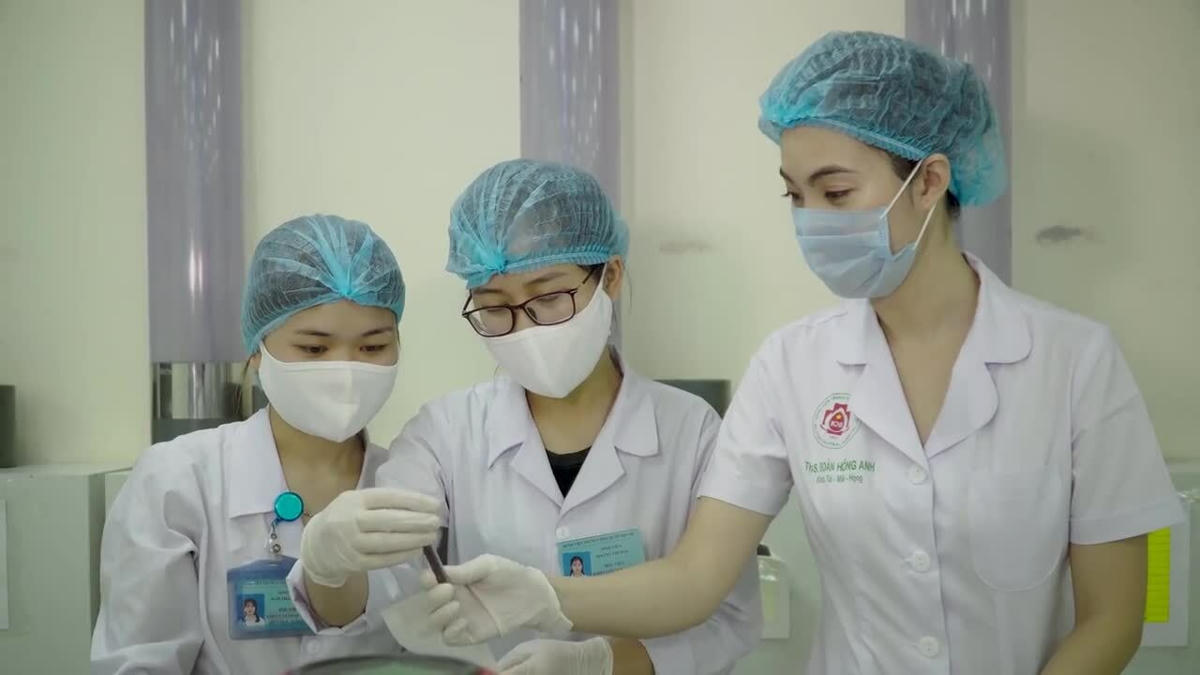 Hình ảnh đẹp về những nữ thầy thuốc trong cuộc chiến chống Covid-19. Ảnh: Hiểu Nhân.