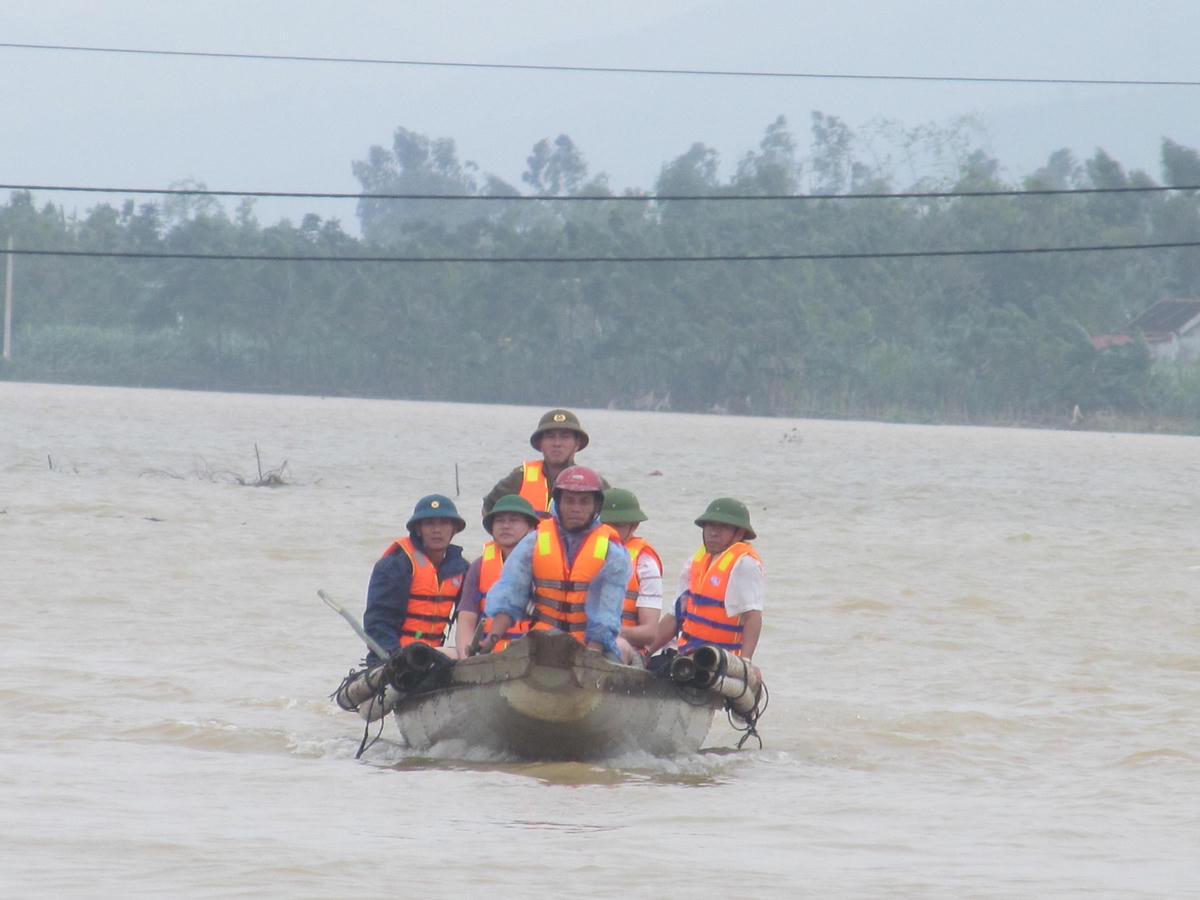 Lực lượng phòng chống lụt bão ở xã Quảng Lộc đã đưa sản phụ đến nơi an toàn trong mưa lũ.