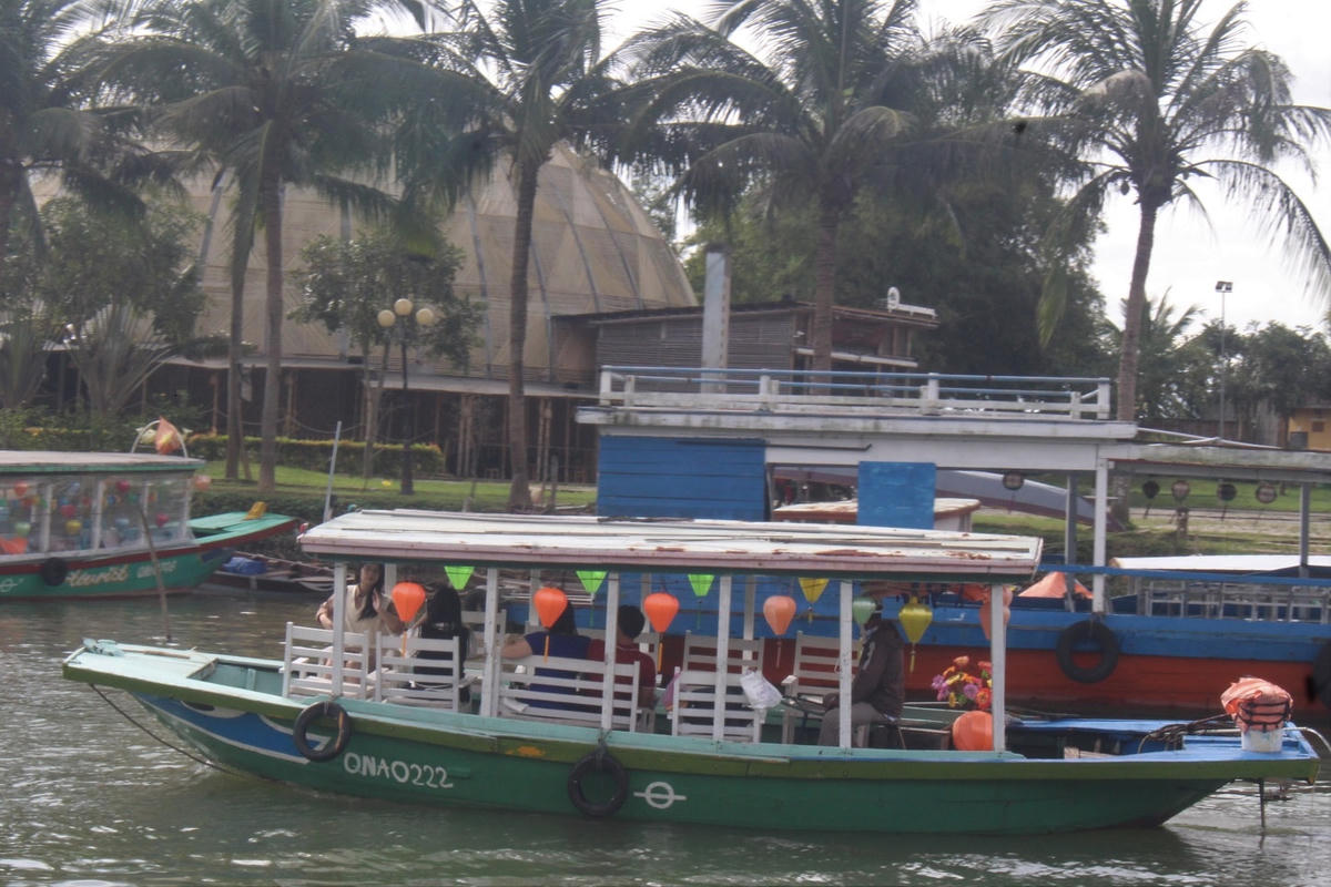 Gia đình chị Ánh đang du Xuân trên sông Hoài, phố cổ Hội An.