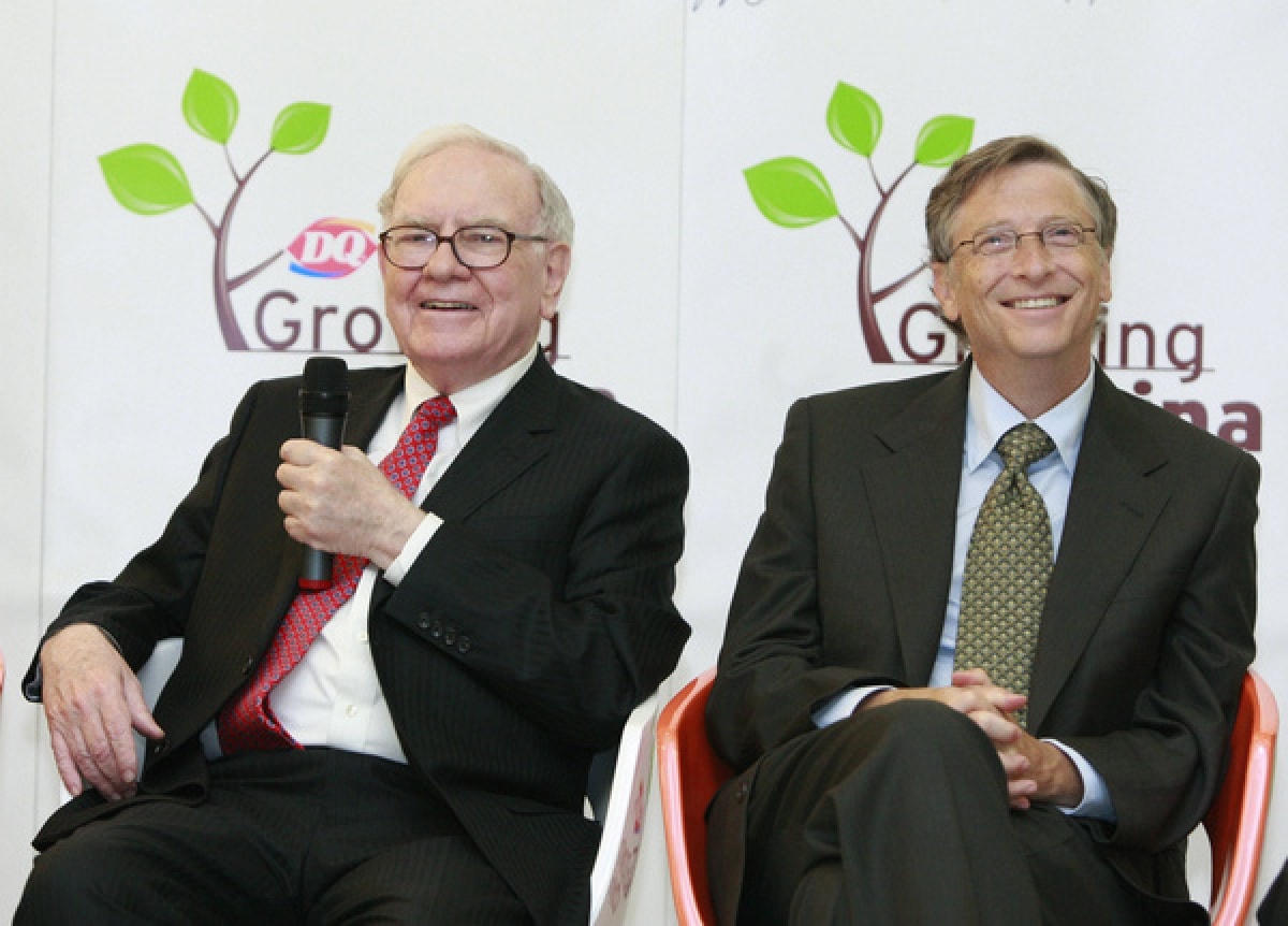 Cùng với vợ chồng Bill Gates, ông Warren Buffett đã sáng lập "Cam kết Cho đi" từ năm 2010 để thuyết phục các tỷ phú hiến tặng phần lớn tài sản.