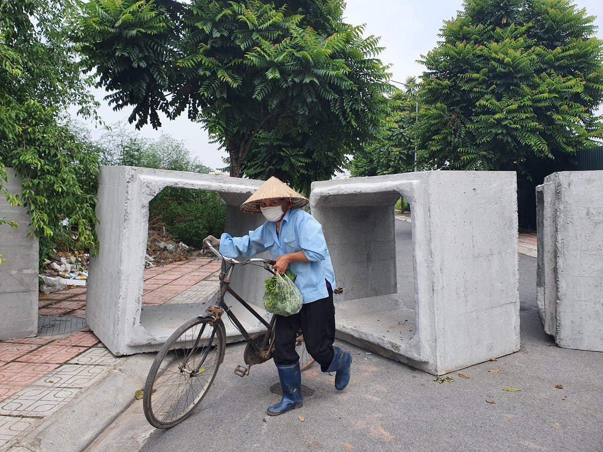 Nhiều phương tiện phải quay đầu vì không thể di chuyển qua chốt chặn.