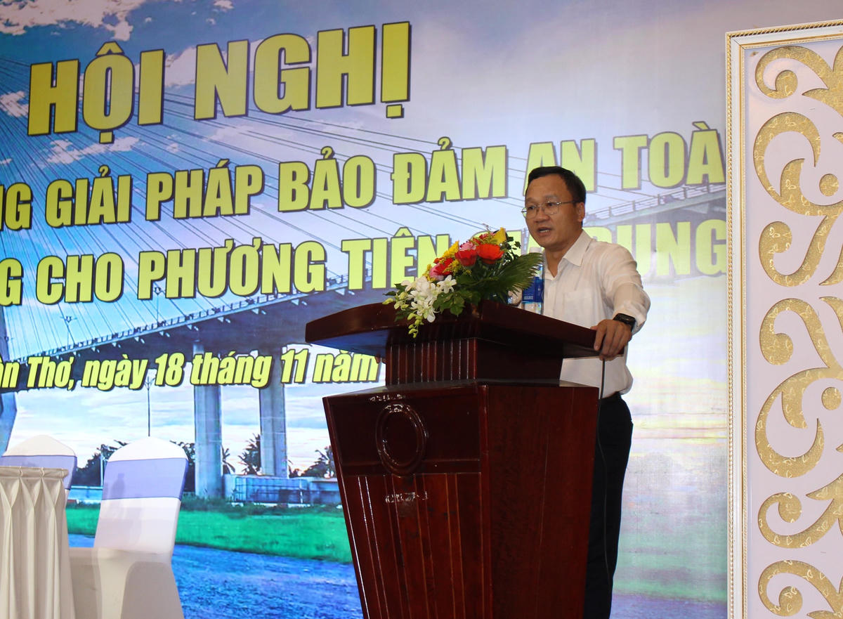 Ông Khuất Việt Hùng PCT UBATGT Quốc gia phát biểu tại Hội nghị