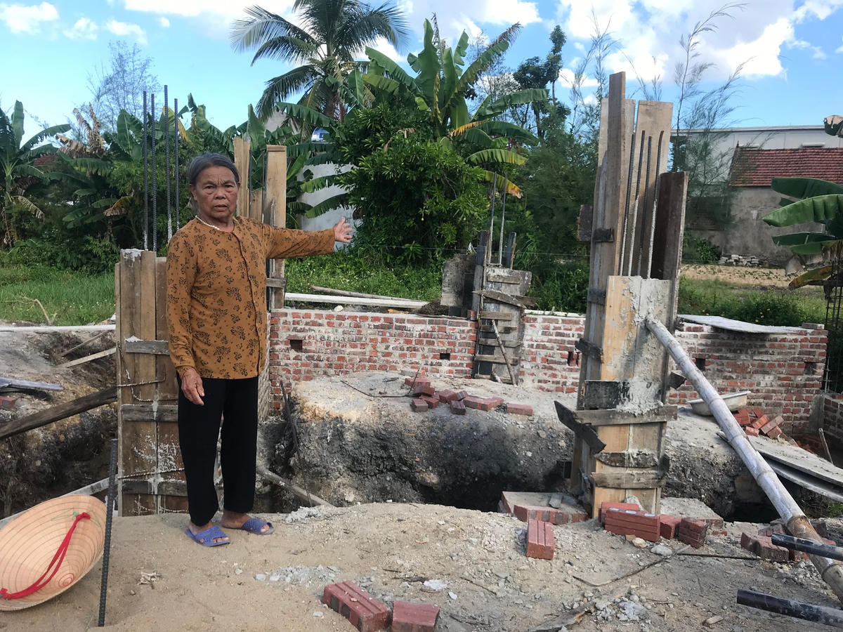 Bà Nguyễn Thị Biết (77 tuổi) có nhu cầu bức thiết cần xây nhà ra ở riêng nhưng đổ móng xong phải dừng lại.
