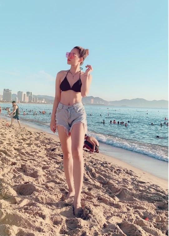 Nữ trợ lý trọng tài thu hút mọi ánh nhìn nhờ đôi chân dài cùng làn da trắng muốt.