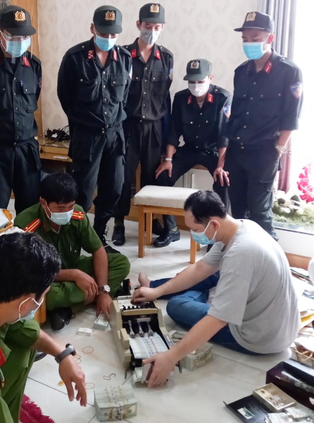 Lực lượng Công an chứng kiến kiểm đếm số ngoại tệ thu được tại các cơ sở liên quan đến đường dây Mười Tường.