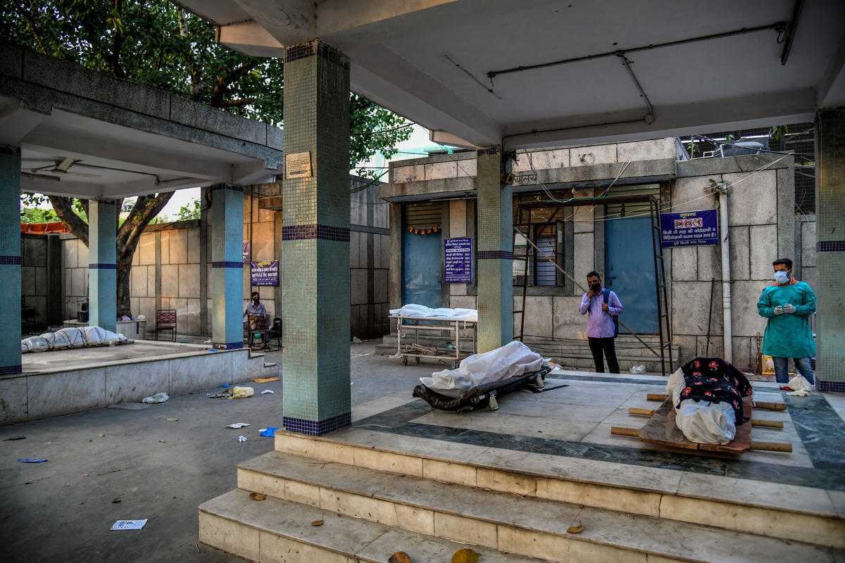 Những thi thể chờ hỏa táng tại New Delhi (Ảnh: New York Times).
