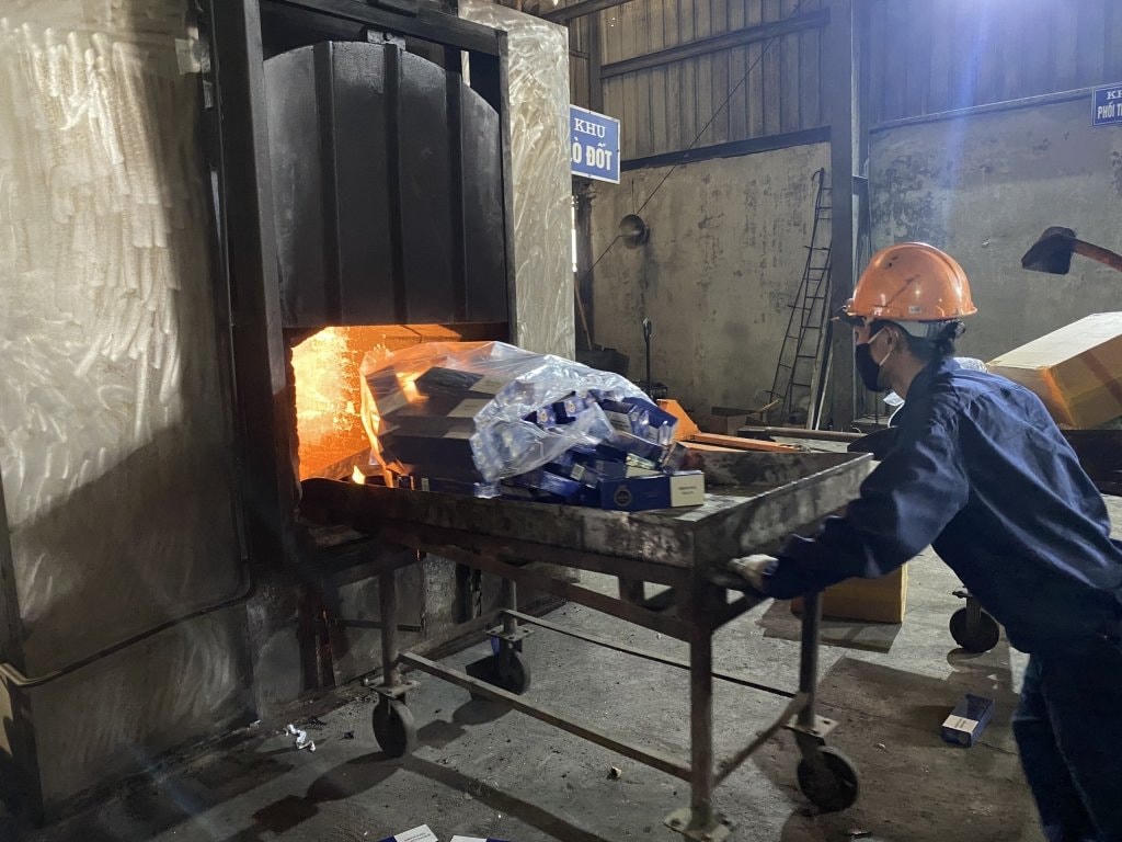 Lực lượng chức năng tiến hành tiêu hủy hơn 1 triệu bao thuốc lá giả nhãn hiệu theo quy định.
