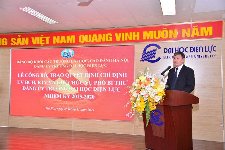 Ông Trần Anh Tuấn công bố Quyết định chỉ định Uỷ viên Ban chấp hành, Ban thường vụ, Phó Bí thư Đảng ủy Trường Đại học Điện lực nhiệm kỳ 2015-2020.