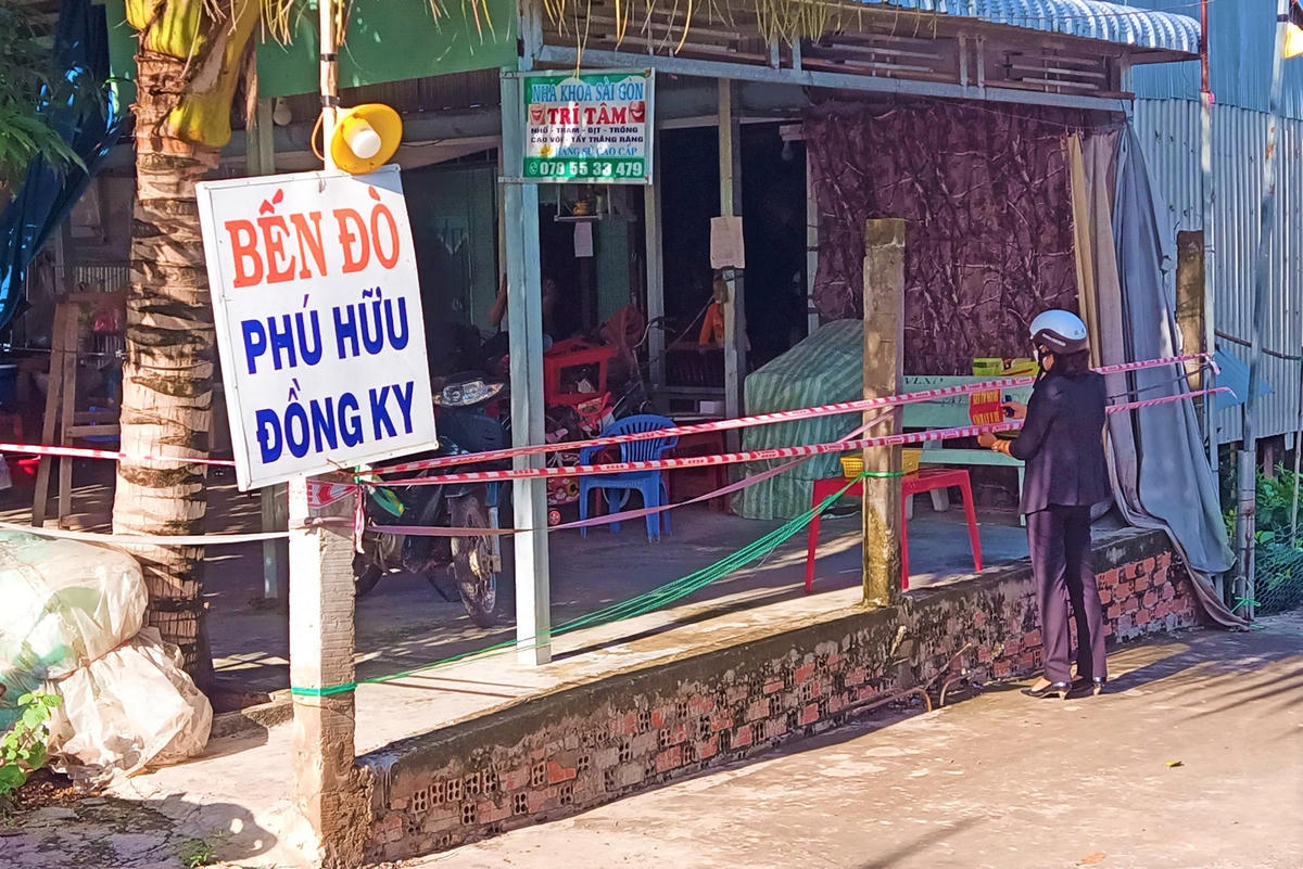 Lực lượng chức năng tiến hành truy vết các trường hợp có tiếp xúc gần với 4 trường hợp nghi ngờ nhiễm Covid-19 và giăng dây cách ly tại nhà.