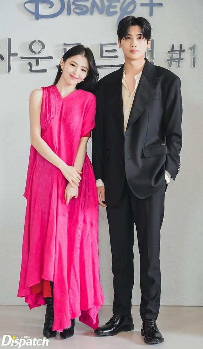“Trên phim trường, Han So Hee luôn trong sáng và đáng yêu không kém Lee Eun Soo. Hãy thể hiện sự quan tâm đến Lee Eun Soo trong "Soundtrack # 1" - bộ phim chứa đựng sức hút tỏa sáng của Han So Hee” - đại diện nhà sản xuất chia sẻ.
