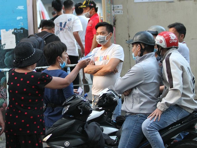 Giờ bóng lăn là 19h15, những người chưa có vé vẫn đang tranh thủ tìm vé vào sân.  