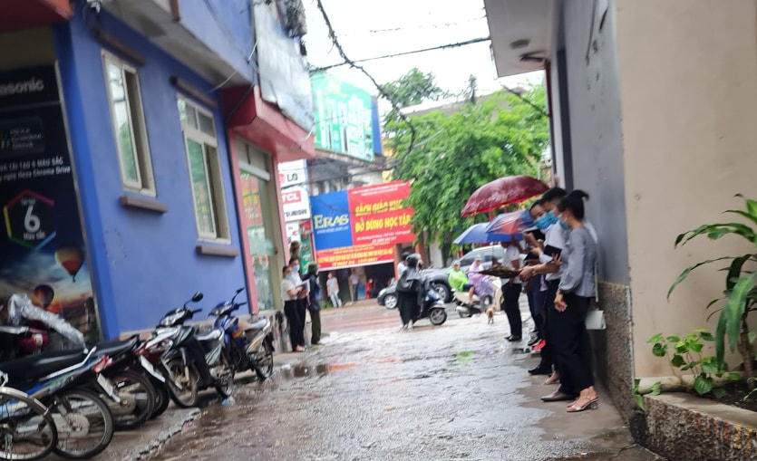 Điều đáng nói, dù chưa công bố kết quả trúng đấu giá nhưng những ngày qua, môi giới đã rầm rộ rao bán đất nền dự án khu dân cư Hồng Tiến. Thậm chí, nhiều lô đất đã được môi giới nhận cọc thưởng phạt với mức giá được ấn định với lô số cụ thể. Ngoài ra, nhiều môi giới đã nhận cọc thiện chí, cọc thưởng phạt.Ngay tại bên ngoài trụ sợ UBND thị xã Phổ Yên cũng có hàng chục môi giới tập trung, mồi chào khách mua các lô đất đấu giá dự án khu dân cư Hồng Tiến. "Anh có nhu cầu mua đất đấu giá cho em xin contact, bên em đang mua gom các lô đất tại đây. Ngay sau khi có báo cáo kết quả trúng đấu giá bên em có quỹ hàng sẽ liên hệ với anh để có mức giá tốt nhất ạ", một môi giới nhiệt tình mời chào. Trao đổi với phóng viên, lãnh đạo xã Hồng Tiến cho biết: Đất bán trong mùa dịch nên xã đã huy động lực lượng công an, dân quân phối hợp với Thị xã Phổ Yên để đảm bảo khoảng cách, an toàn trong khi dịch diễn biến phức tạp. Còn việc cò môi giới rao bán đất khi chưa có kết quả đấu giá, ông cho biết đã nắm được thông tin báo chí phản ánh, đồng thời khuyến cáo người dân cẩn trọng những giao dịch này kẻo tiền mất, tật mang. Được biết, chiều 24/6, thị xã Phổ Yên tổ chức công bố kết quả trúng đấu giá những lô đất dự án khu dân cư Hồng Tiến. Công ty Đấu giá Hợp danh Việt Bắc là đơn vị tổ chức đấu giá lần này.