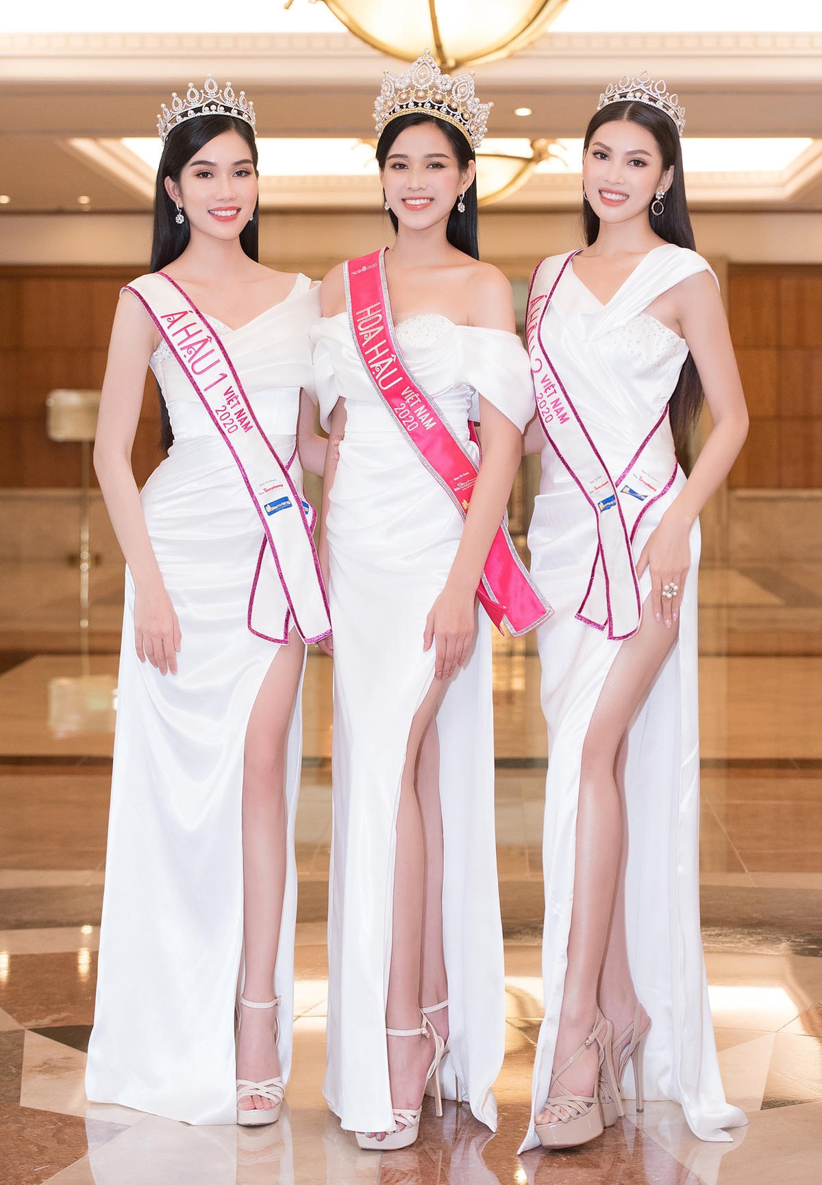Lần đầu xuất hiện sau đăng quang, Top 3 hoa hậu Việt Nam lộ diện với nhan sắc nổi bật và đôi chân dài thẳng tắp.