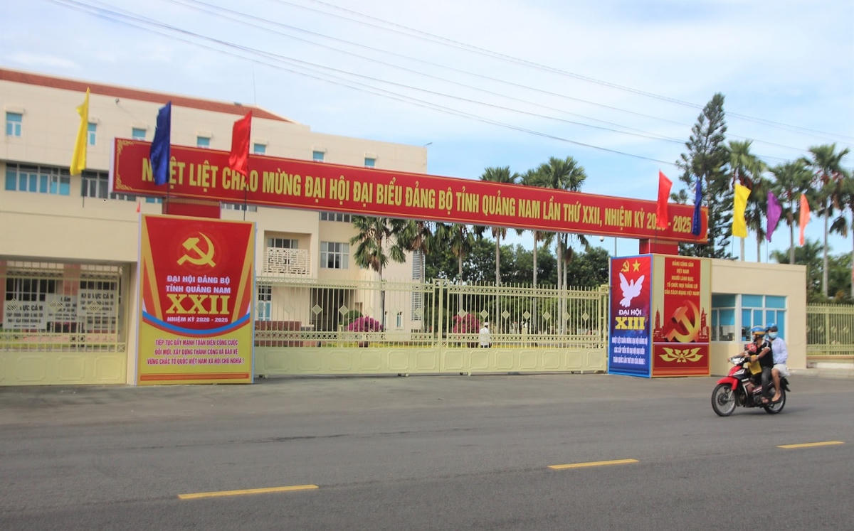 Các cơ quan, công sở trang trí chào mừng đại hội.