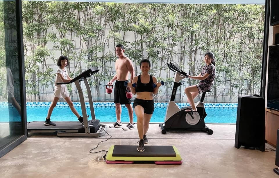 Cả gia đình nghệ sĩ Bình Minh lên tinh thần tiếp tục ở nhà giãn cách thêm 30 ngày.  