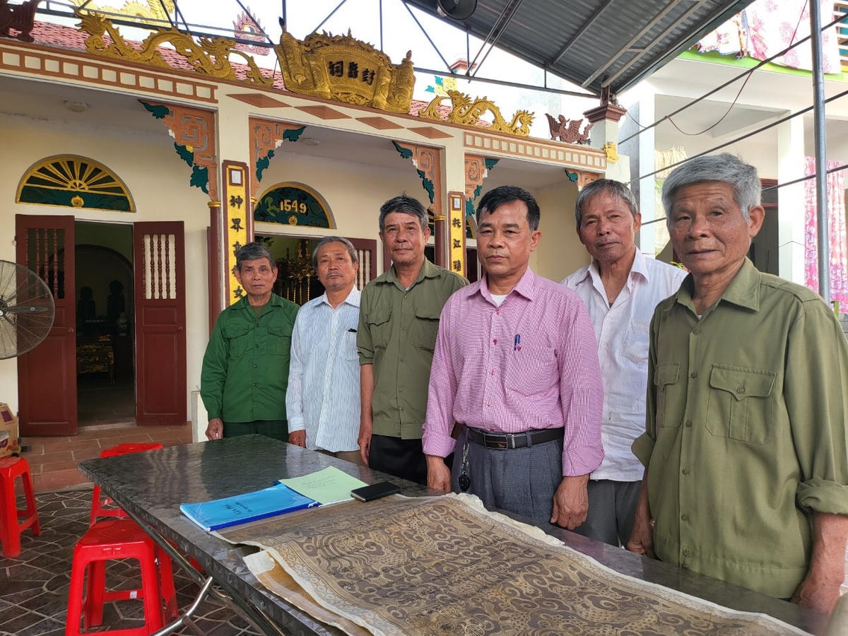 Một số người dòng họ Nguyễn Hữu xã .Ba Đình bên sắc phong lưu giữ tại nhà thờ