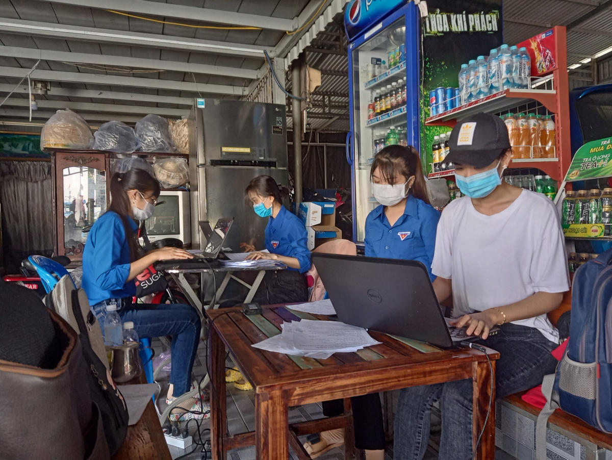 Những tình nguyện viên nhập dữ liệu gửi về trung tâm dữ liệu thành phố để thống kê và tiện cho việc truy vết sau này.