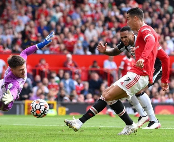 Ronaldo mở tỉ số cho MU ở cuối hiệp 1.