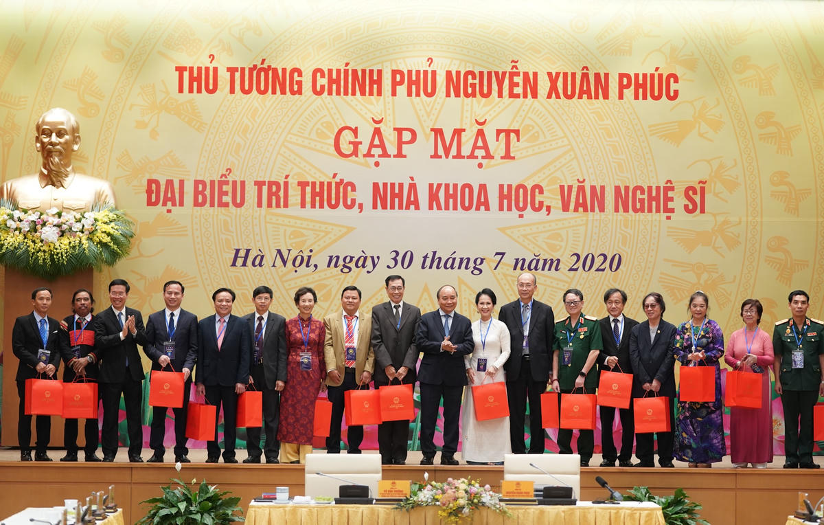 Thủ tướng Nguyễn Xuân Phúc tặng quà các đại biểu dự buổi gặp mặt. Ảnh: VGP.