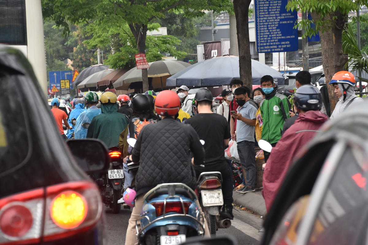 Những đoạn đường gần các bến xe Giáp Bát, Nước Ngầm, các phương tiện di chuyển khó khăn...