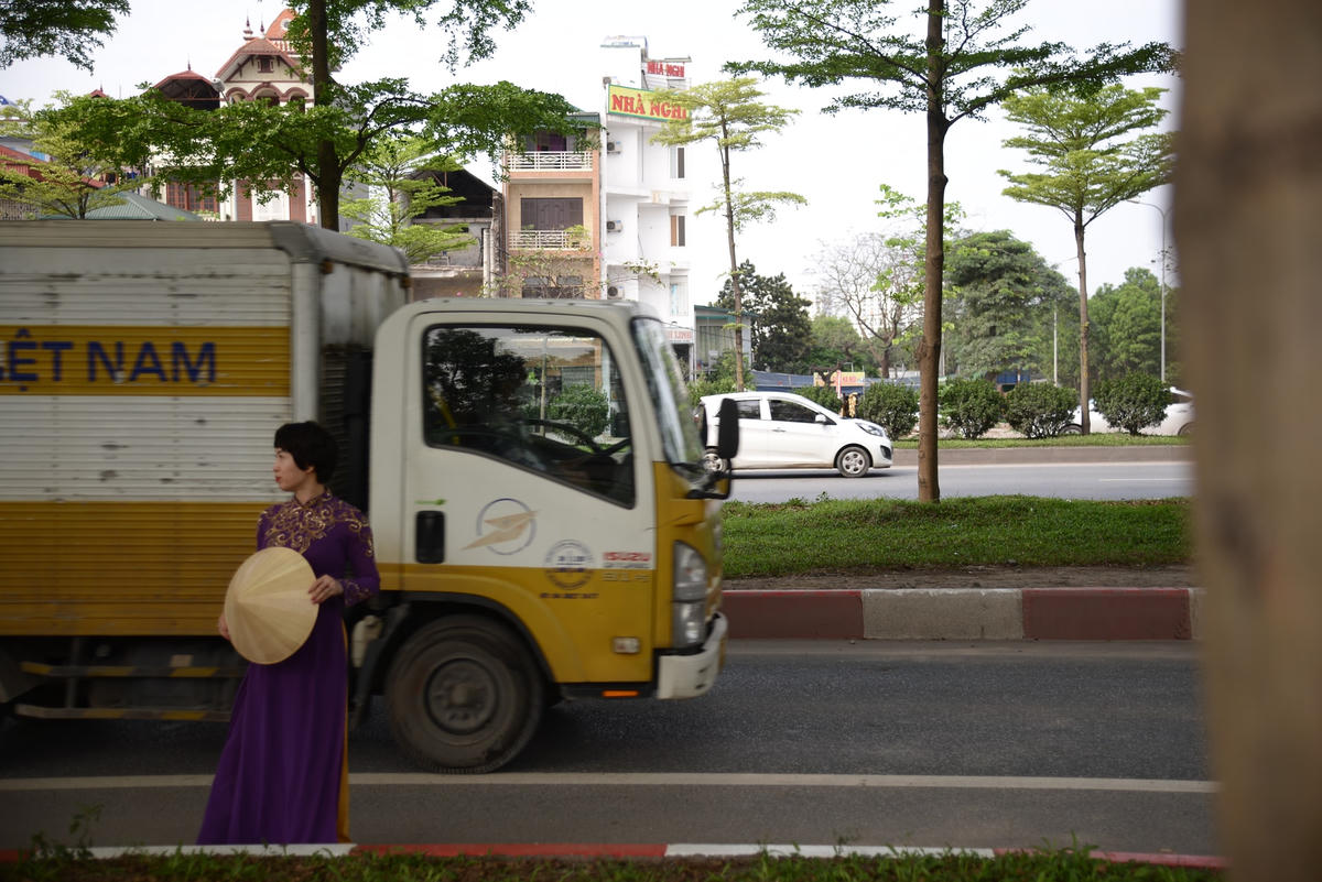 Để có thể cho ra những tấm ảnh đẹp nhất, nhiều người không ngại việc phải xuống đường đi bộ, lấn chiếm đường dành cho xe ô tô.