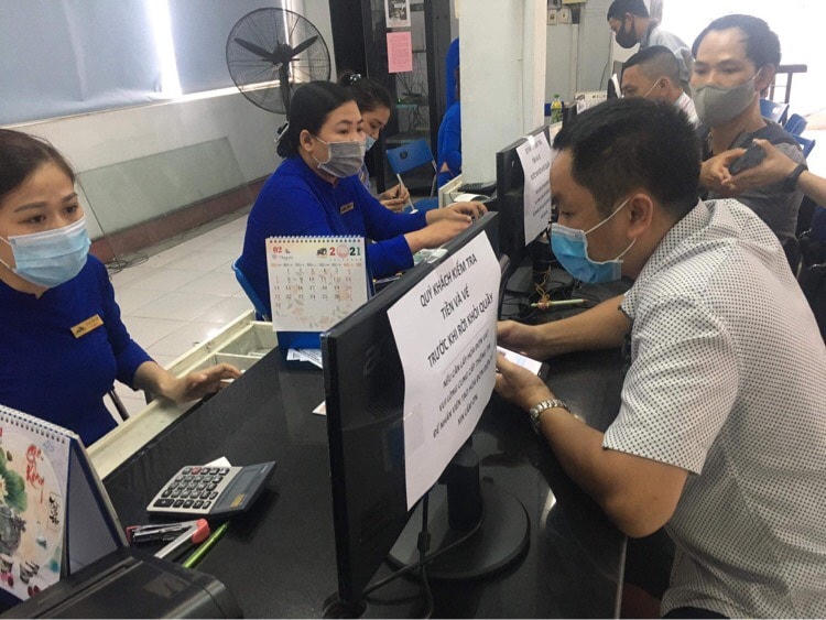 Khách mua vé tàu tết Tân Sửu