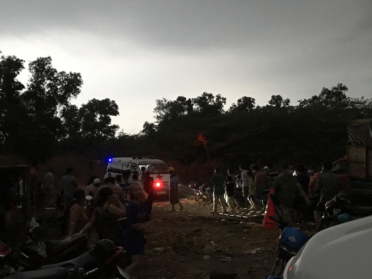 Xe cứu thương sẵn sàng đề đưa nạn nhân đi cấp cứu. Ảnh: TL.