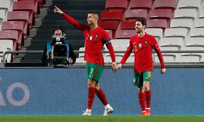 Ronaldo (số 7) ghi bàn thứ 746 trong sự nghiệp, san bằng thành tích của huyền thoại Ferenc Puskas. Ảnh: AP.