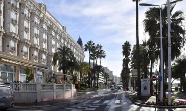 Đại lộ La Croisette tại Cannes không một bóng người vào tháng 10/2020. (Ảnh: Getty Images).