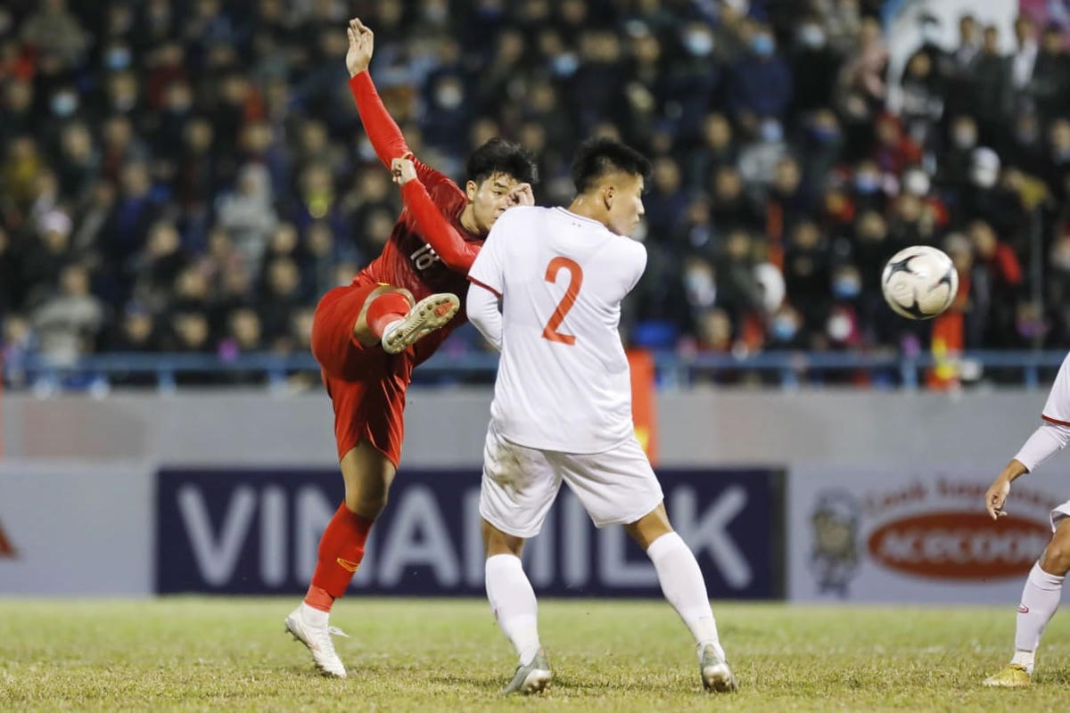 [ẢNH] Nóng cả trên khán đài lẫn dưới sân Cẩm Phả
