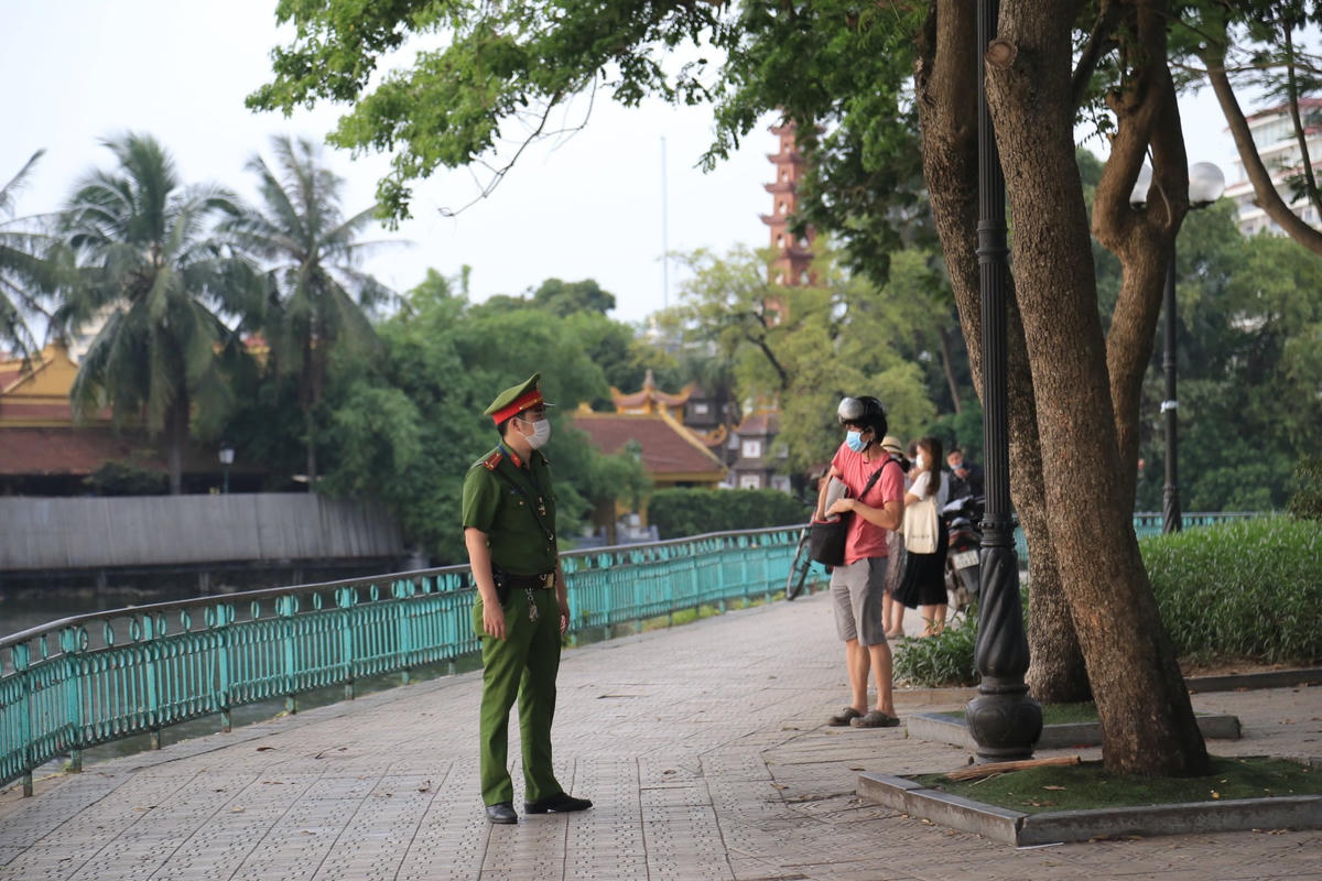 Một số bạn trẻ vẫn phớt lờ nhắc nhở, tập trung chụp ảnh hoàng hôn.