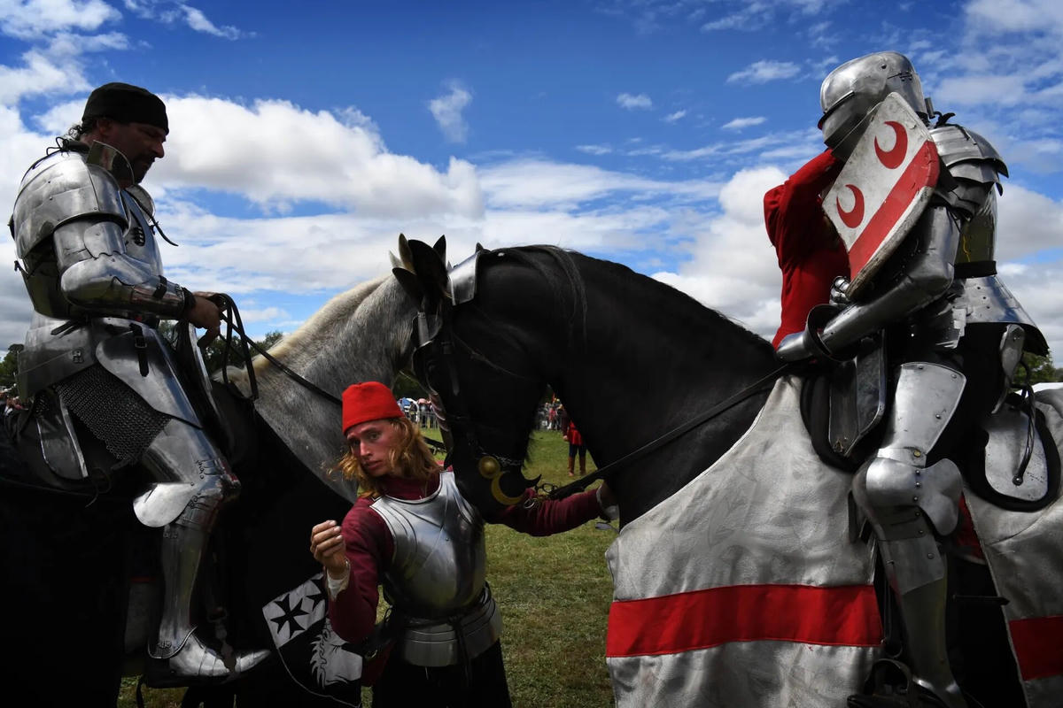 2 hiệp sĩ đấu jousting chuẩn bị cho cuộc chiến trên lưng chú ngựa của mình. Ảnh: The Guardian.