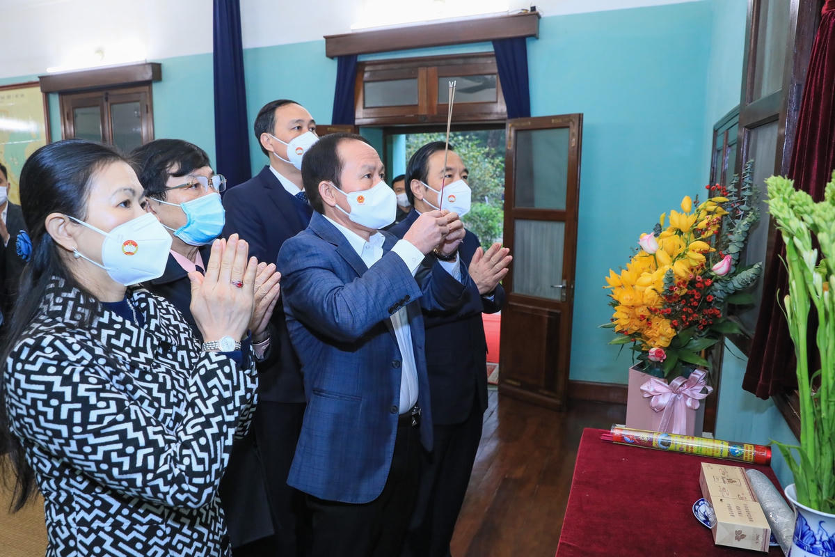 Phó Chủ tịch - Tổng Thư ký Lê Tiến Châu và các vị trong Ban Thường trực dâng hương tưởng nhớ Chủ tịch Hồ Chí Minh.