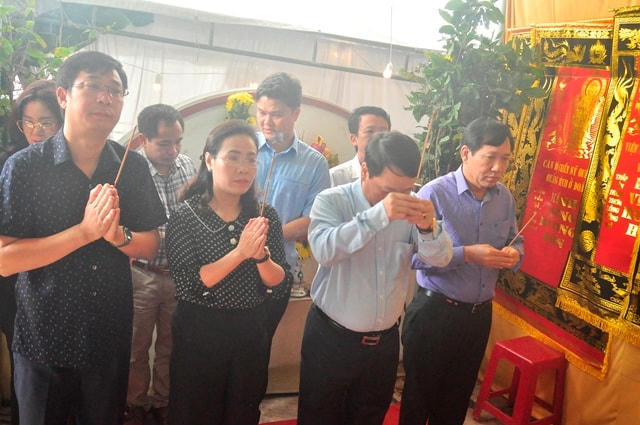 Cùng đi viếng có bà Phạm Thị Hân, Chủ tịch Ủy ban MTTQ Việt Nam tỉnh Quảng Bình.