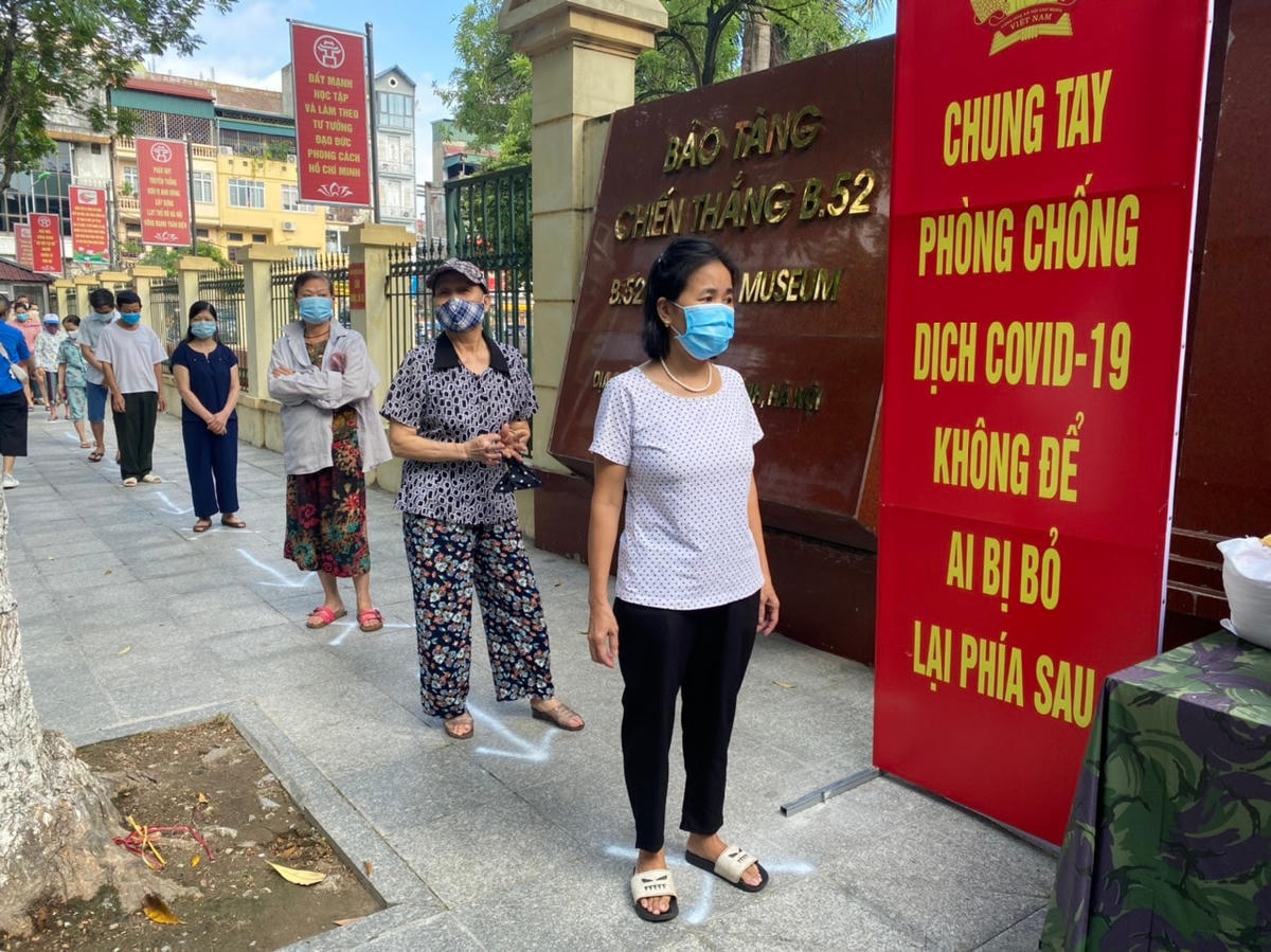 Người dân xếp hàng bảo đảm giãn cách tham gia “Gian hàng 0 đồng”.