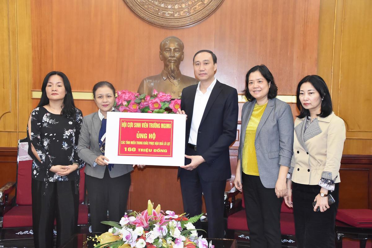 Phó Chủ tịch Phùng Khánh Tài tiếp nhận ủng hộ từ Hội cựu sinh viên trường Đại học Quốc gia Quan hệ Quốc tế Moskva (MGIMO).