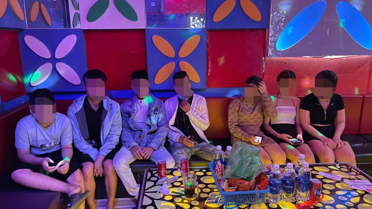 Nhóm thanh niên tại quán karaoke Vip.